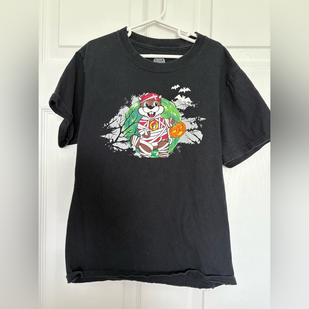 Size youth medium like new Bucees Halloween Boo Crew glow in the dark Tshirt.